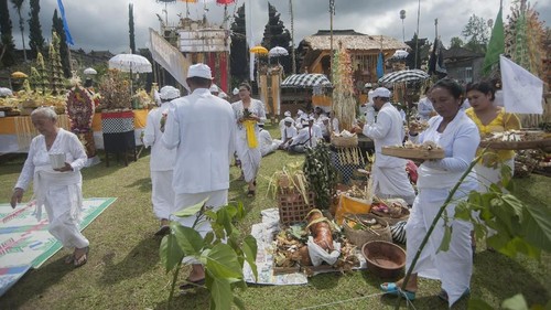 Para pemuka agama Hindu melaksanakan prosesi upacara Tawur Kesanga menjelang Hari Raya Nyepi Tahun Saka 1940 di Pura Besakih, Karangasem, Bali, Jumat (16/3). Upacara untuk menyucikan alam tersebut dipusatkan di Pura terbesar di Bali itu dan digelar secara bersamaan juga di seluruh desa adat di Pulau Dewata. ANTARA FOTO/Nyoman Budhiana/aww/18.