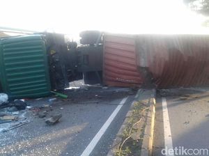 Truk Terguling di Purwodadi, Jalur Malang-Surabaya Macet Total