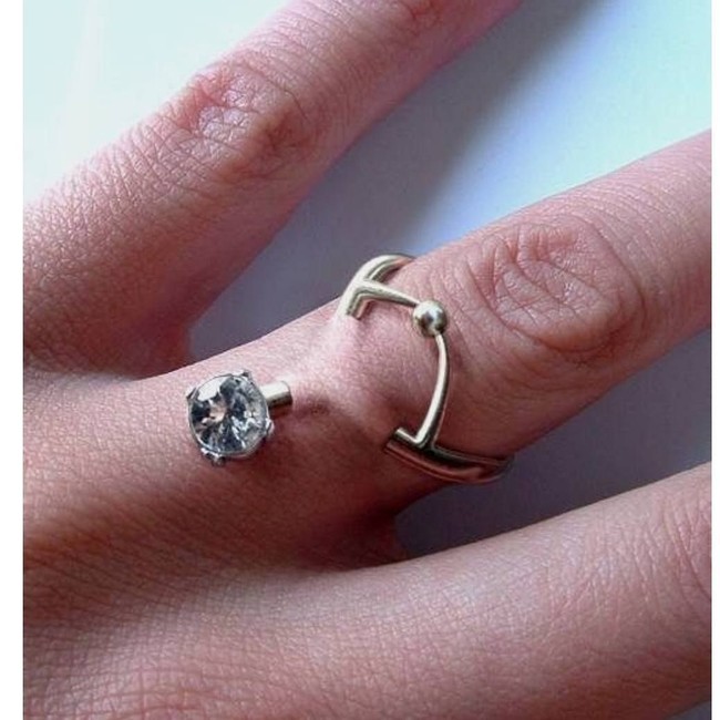  Versi yang lebih menantang (sekaligus bikin ngilu yang melihatnya) adalah separuh bagian cincin yang dimasukkan ke dalam kulit jari. Berani mencoba? (Foto: Instagram)