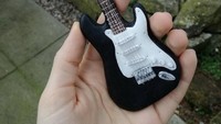 Walau ukurannya tidak sama dengan gitar asli, kue gitar mini ini tetap terlihat seperti gitar beneran. Kreasi ini dibuat oleh seorang wanita asal Jerman.Foto: Istimewa
