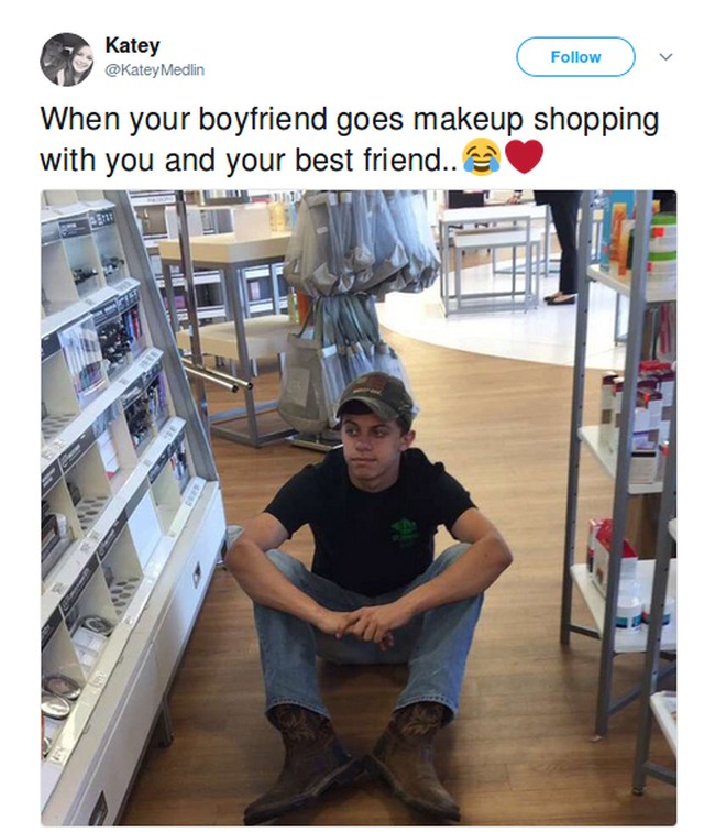 Saking lelahnya, pria ini pilih duduk saja di bawah. Foto: Instagram/Twitter