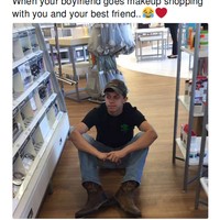 Saking lelahnya, pria ini pilih duduk saja di bawah. Foto: Instagram/Twitter