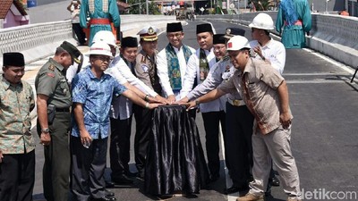 Momen Anies Resmikan Flyover Bintaro Permai