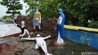Ada juga diorama yang menggambarkan peristiwa saat Yesus disalib. Diorama ini tersebar dari pintu masuk hingga menuju ke puncak. (Wahyu/detikTravel)