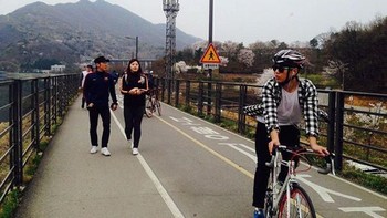 Tolong singkirkan pasangan yang berada dibelakangku. (Foto: We Do Poshop)