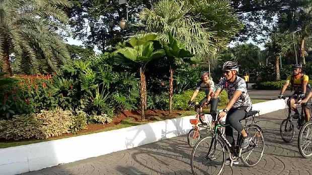 Sambil bersepeda, Sandiaga mengecek  beberapa angkutan umum yang masih berasap tebal dan trotoar.