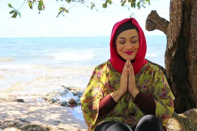 Ia pun tak jarang tampil dengan ciput ninja dan dipadukan dengan hijab segi empat paris yang dipakai tanpa peniti. Gaya hijab seperti ini dengan bentuk wajah yang tak lagi chubby membuat netizen pangling. Foto: Instagram/Hughes.Dewi