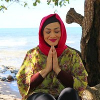 Ia pun tak jarang tampil dengan ciput ninja dan dipadukan dengan hijab segi empat paris yang dipakai tanpa peniti. Gaya hijab seperti ini dengan bentuk wajah yang tak lagi chubby membuat netizen pangling. Foto: Instagram/Hughes.Dewi