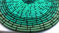 Karpet ini terbuat dari selang kebun yang digulung dan direkatkan pakai zip tie. Istimewa/Boredpanda.