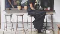 Begini nih pose Dominique kala ingin menyeruput kopi. Pakai baju dan celana serba hitam, Dominique justru kelihatan mempesona. Foto: Instagram dominiquediyose