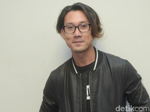 Posting Dipeluk Cewek, Denny Sumargo Sudah Temukan Tulang Rusuknya