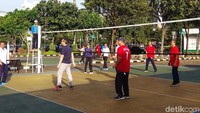 Sri Mulyani bermain voli di lapangan Kementerian Keuangan, Jakarta Pusat, Jumat (16/3/2018).