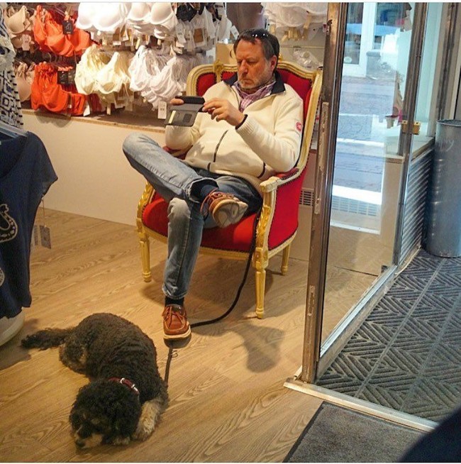 Pemandangan klasik. Malas mengikuti wanita belanja, biasanya para pria bisa ditemukan di pojok toko sambil bermain gadget. Foto: Instagram