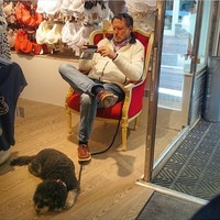 Pemandangan klasik. Malas mengikuti wanita belanja, biasanya para pria bisa ditemukan di pojok toko sambil bermain gadget. Foto: Instagram