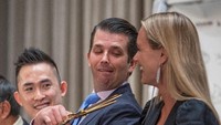 Kemesraan Donald Trump Jr dan Vanessa saat menghadiri pembukaan Trump International Tower and Hotel di Vancouver (Foto: Reuters)