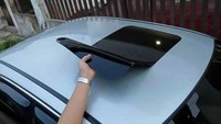 Ingin mobil Anda punya sunroof nggak harus begini juga. Ini mah kelihatannya saja punya sunroof. Istimewa/Boredpanda.