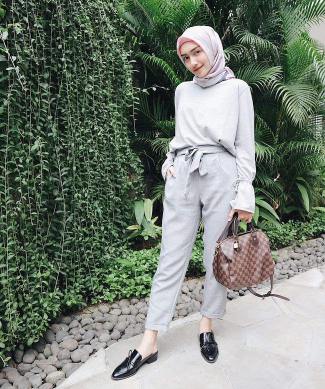 Ibu beranak satu ini pun sudah mulai menerima endorsement. Ia sering berfoto OOTD dengan beraneka macam hijab. Foto: Instagram/MelodyPrima