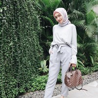 Ibu beranak satu ini pun sudah mulai menerima endorsement. Ia sering berfoto OOTD dengan beraneka macam hijab. Foto: Instagram/MelodyPrima