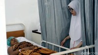Atikah (40) selesai menjalani operasi pembedahan untuk mengeluarkan dua proyektil peluru di RSUD R Syamsudin Sukabumi, Jumat (16/3/2018). (Foto: Syahdan Alamsyah/detikcom).