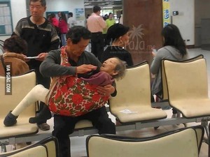 Viral, Foto Anak Gendong dan Suapi Ibunya yang Sakit Buat Netizen Meleleh