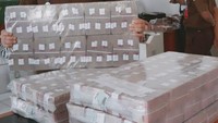 Rina, melalui adiknya membayar uang pengganti Rp 6,89 miliar di Kejari Karanganyar. Uang itu dalam bentuk pecahan Rp 100 ribu.
