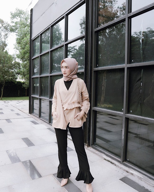 Aktris Melody Prima meramaikan layar kaca Tanah Air sejak tahun 2008. Lebih dari 10 sinetron dan Film Televisi (FTV) pernah ia bintangi. Sinetron populer yang ia bintangi adalah Safa dan Marwah, ABG Jadi Manten, serta Samson dan Dahlia. Foto: Instagram/MelodyPrima