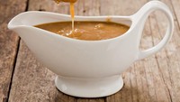 Gravy merupakan saus yang terbuat dari lemak serta jus daging yang keluar selama proses memasak. Saus ini jangan dibekukan. Tekstur gravy beku yang sudah dicairkan tidak akan kembali seperti semula. Karena lemak dan tepung maizenanya akan tepisah. Foto: iStock