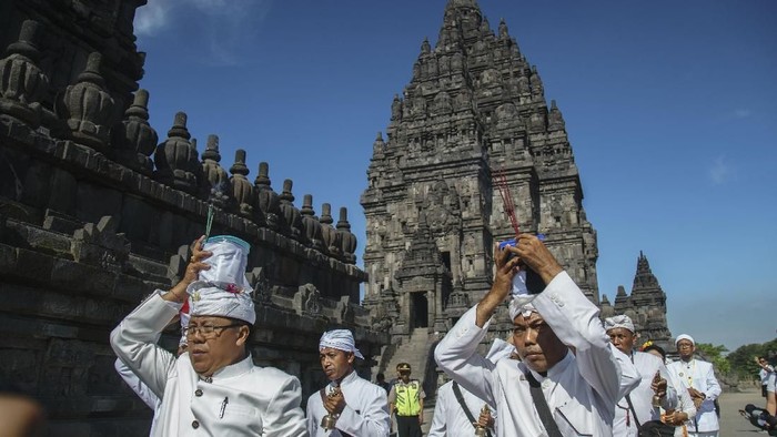 Para pemuka agama Hindu melaksanakan prosesi upacara Tawur Kesanga menjelang Hari Raya Nyepi Tahun Saka 1940 di Pura Besakih, Karangasem, Bali, Jumat (16/3). Upacara untuk menyucikan alam tersebut dipusatkan di Pura terbesar di Bali itu dan digelar secara bersamaan juga di seluruh desa adat di Pulau Dewata. ANTARA FOTO/Nyoman Budhiana/aww/18.