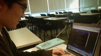 Tolong buat aku tampak seperti seorang hacker profesional. (Foto: We Do Poshop)