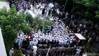 Begini suasana massa FPI yang melakukan orasi protes karikatur Pria Bersorban.