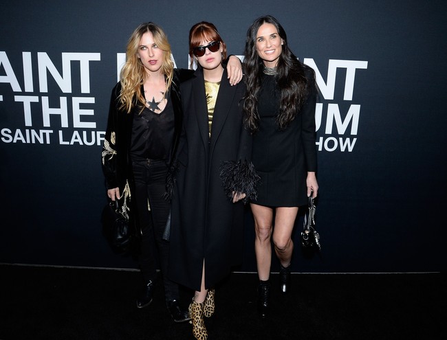 Pada Februari 2016, Demi Moore menghadiri fashion show Saint Laurent bersama kedua putrinya, Tallulah dan Scout Willis. Terlihat seperti kakak-beradik yah? Foto: Getty Images