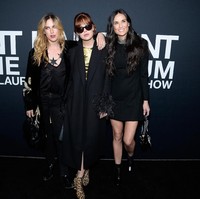 Pada Februari 2016, Demi Moore menghadiri fashion show Saint Laurent bersama kedua putrinya, Tallulah dan Scout Willis. Terlihat seperti kakak-beradik yah? Foto: Getty Images
