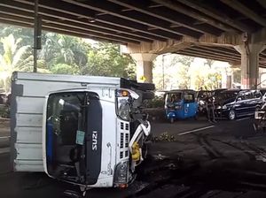 Truk Babak Belur Tabrak Separator Busway