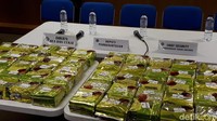 Sabu itu dikemas dalam bungkus teh dan dimasukkan ke dalam 2 koper besar (Foto: Haris Fadhil/detikcom)