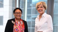 Retno mengungkapkan motif Aborigin identik dengan Australia. Karena itulah dia menggunakan syal itu sebagai simbol harmonisnya kemitraan Indonesia dan Australia. Kami ingin menunjukkan persahabatan Indonesia dengan Australia,  ujar Retno