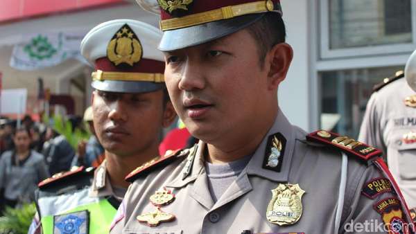 Polisi Kawal Pemudik yang Sempat Dikejar Kelompok Bermotor Polisi Kawal Pemudik yang Sempat Dikejar Kelompok Bermotor