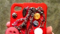 Casing hape yang dijamin nyangkut saat ditarik dari dalam saku celana. Istimewa/Boredpanda.