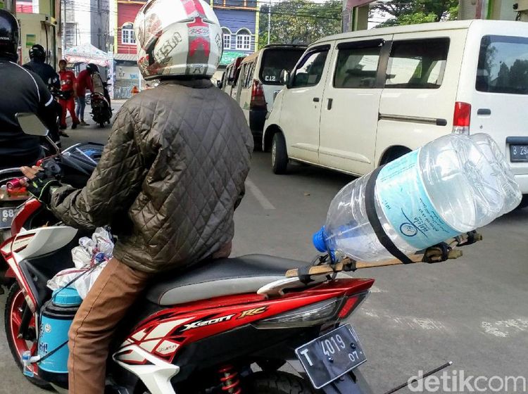 Haus Pak? 2 Botol Air Besar Terpasang di Motor