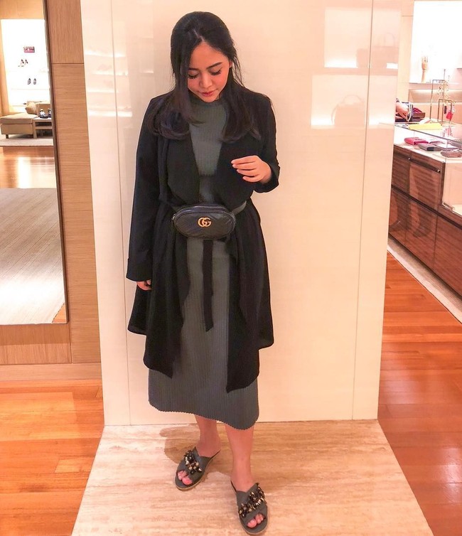 Tampil sesuai dengan tren terkini yaitu memakai belt bag atau tas pinggang, Rachel Vennya terlihat mengenakan Gucci bernama GG Marmont Matelasse leather belt bag seharga US$ 1.050 atau sekitar Rp 14 jutaan Foto: Dok. Instagram Rachel Vennya