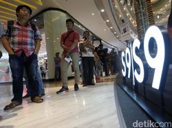 Warga Serbu Penjualan Perdana Galaxy S9 dan S9+