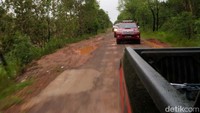 Sepanjang 58 km jalan diketahui mengalami rusak padahal kontrak penangannnya sudah lama ditandatangani. Dengan kondisi jalan yang rusak itu, waktu perjalanan antara Merauke-Boven Digoel pun menjadi 8 jam dari yang harusnya bisa 6 jam.