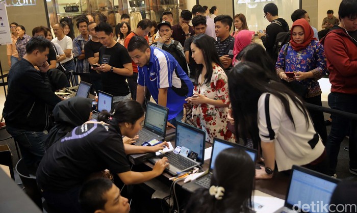 Suasana penjualan Galaxy S9 di Jakarta. Foto: Agung Pambudhy Suasana penjualan Galaxy S9 di Jakarta. Foto: Agung Pambudhy