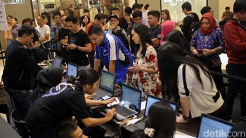 Samsung menggelar penjualan perdana Galaxy S9 dan S9+ di Jakarta.