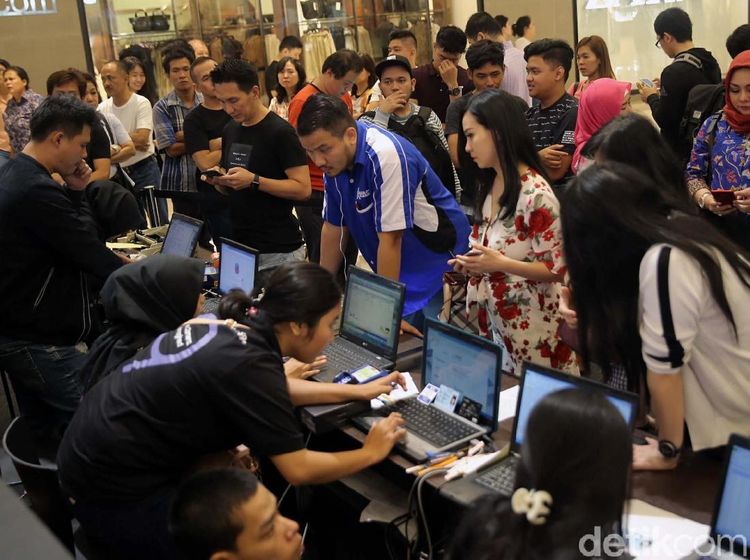 Warga Serbu Penjualan Perdana Galaxy S9 dan S9+