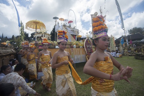 Sejumlah anak membawakan Tari Rejang Dewa dalam upacara Tawur Kesanga menjelang Hari Raya Nyepi Tahun Saka 1940 di Pura Besakih, Karangasem, Bali, Jumat (16/3). Upacara untuk menyucikan alam tersebut dipusatkan di Pura terbesar di Bali itu dan digelar secara bersamaan juga di seluruh desa adat di Pulau Dewata. ANTARA FOTO/Nyoman Budhiana/aww/18.