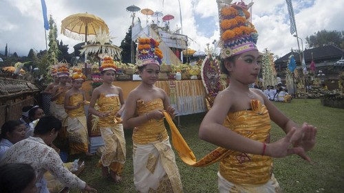 Sejumlah anak membawakan Tari Rejang Dewa dalam upacara Tawur Kesanga menjelang Hari Raya Nyepi Tahun Saka 1940 di Pura Besakih, Karangasem, Bali, Jumat (16/3). Upacara untuk menyucikan alam tersebut dipusatkan di Pura terbesar di Bali itu dan digelar secara bersamaan juga di seluruh desa adat di Pulau Dewata. ANTARA FOTO/Nyoman Budhiana/aww/18.