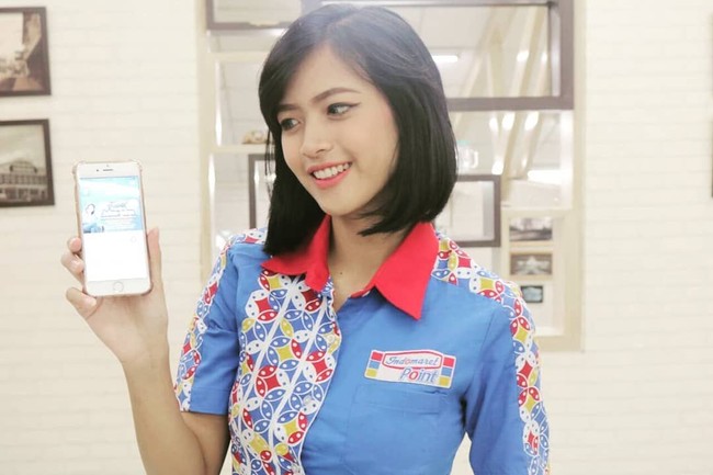 Bagaimana menurutmu dengan penampilan kasir Indomaret ini? Foto: Instagram