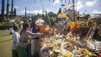 Sejumlah umat Hindu juga menyiapkan sesajen dan perlengkapan upacara Tawur Kesanga menjelang Hari Raya Nyepi Tahun Saka 1940 di Pura Besakih, Karangasem, Bali, Jumat (16/3). ANTARA FOTO/Nyoman Budhiana