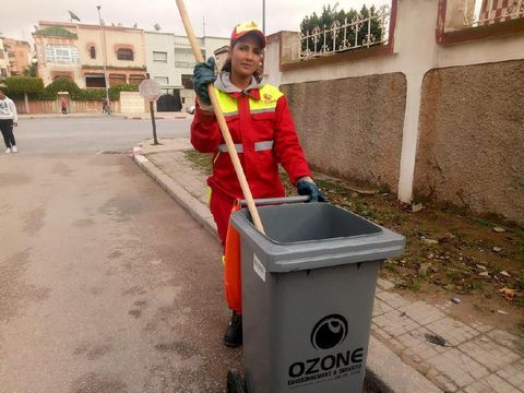 Kenalan dengan Sanaa Maatat, Tukang Sapu Jalanan Juara Kontes Kecantikan