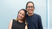 Keduanya tetap tersenyum meski menghadapi cobaan berat. Pool/Noel/detikFoto.